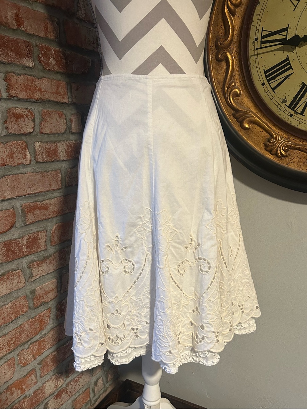CAbi • 100% Cotton White Floral Embroidered Midi Skirt
